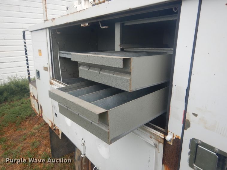 image for item HU9276 2002 Chevrolet Silverado 3500  bucket truck