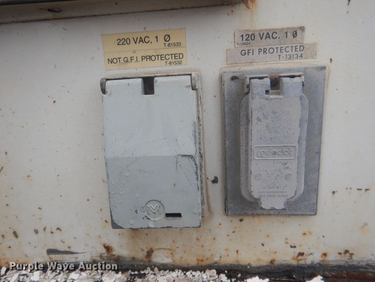 image for item HU9276 2002 Chevrolet Silverado 3500  bucket truck