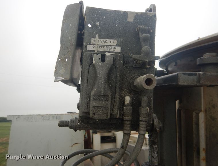 image for item HU9276 2002 Chevrolet Silverado 3500  bucket truck