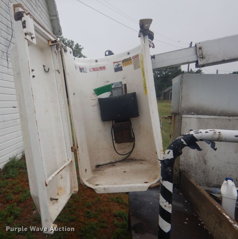 image for item HU9276 2002 Chevrolet Silverado 3500  bucket truck