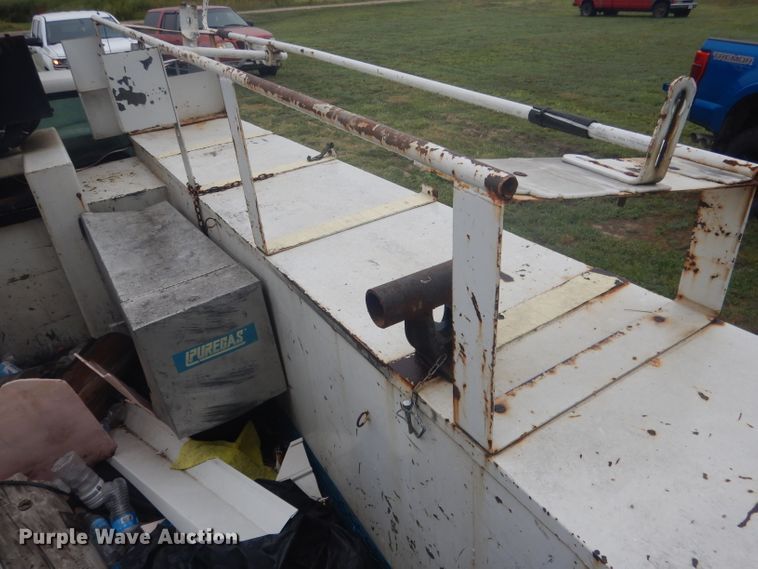 image for item HU9276 2002 Chevrolet Silverado 3500  bucket truck