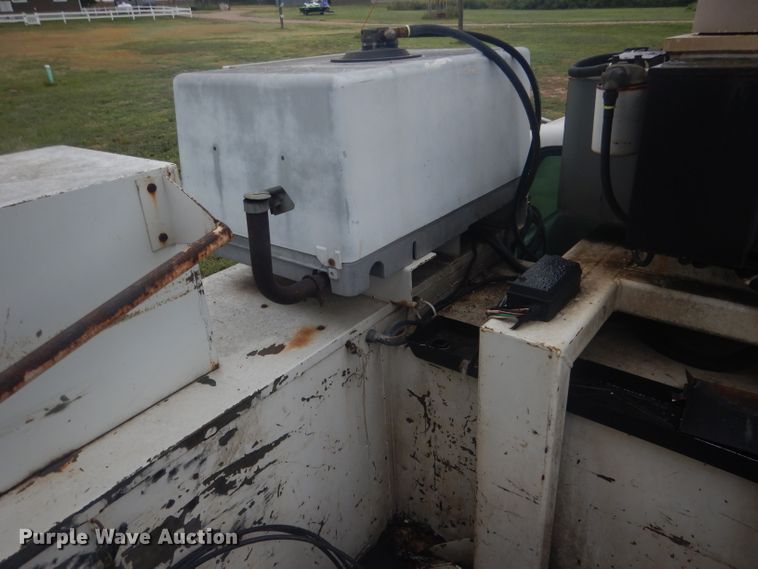 image for item HU9276 2002 Chevrolet Silverado 3500  bucket truck