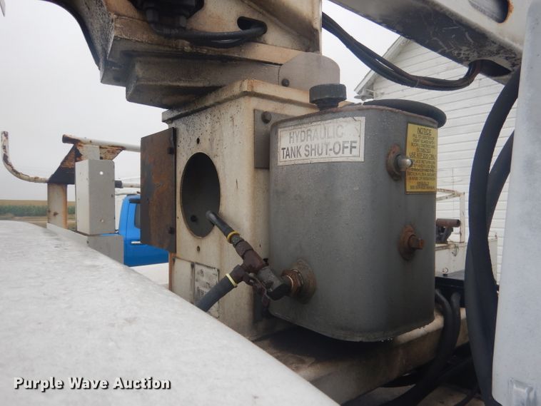 image for item HU9276 2002 Chevrolet Silverado 3500  bucket truck