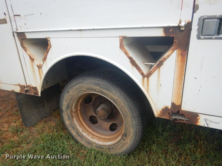 image for item HU9276 2002 Chevrolet Silverado 3500  bucket truck