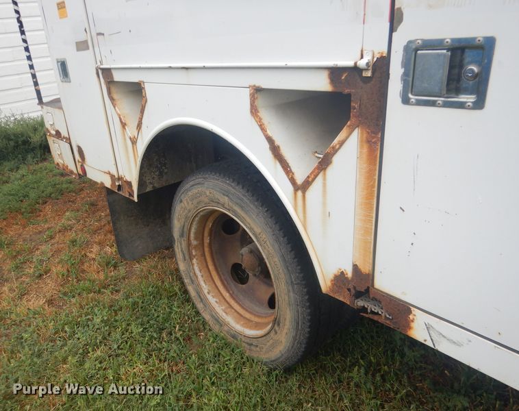 image for item HU9276 2002 Chevrolet Silverado 3500  bucket truck