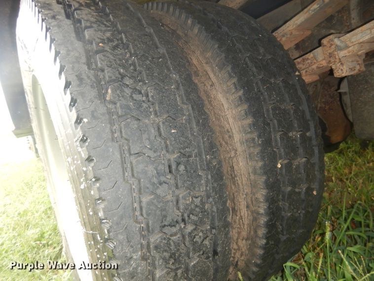 image for item HU9276 2002 Chevrolet Silverado 3500  bucket truck