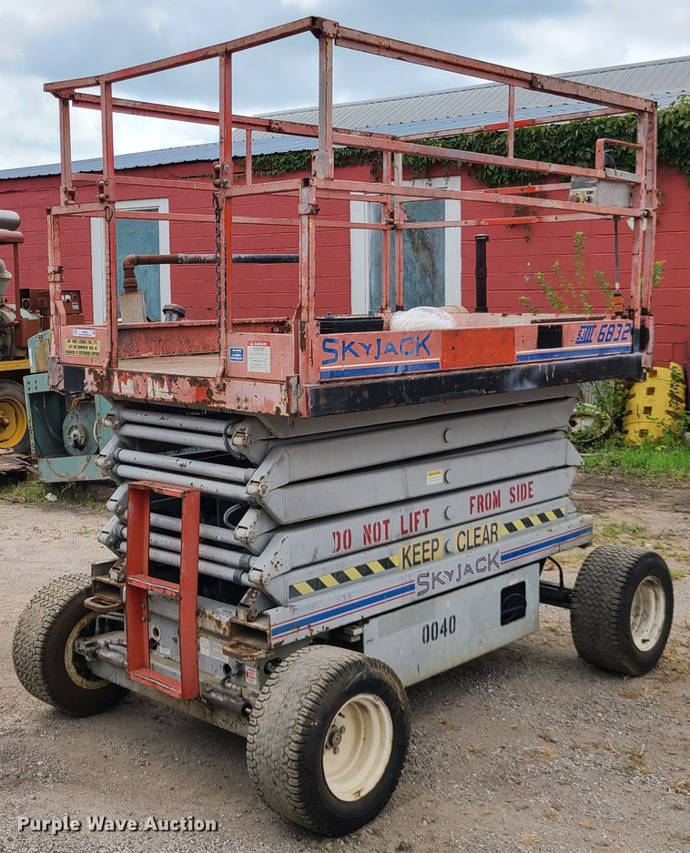 image for item IC9888 1998 Skyjack SJIII 6832  scissor lift