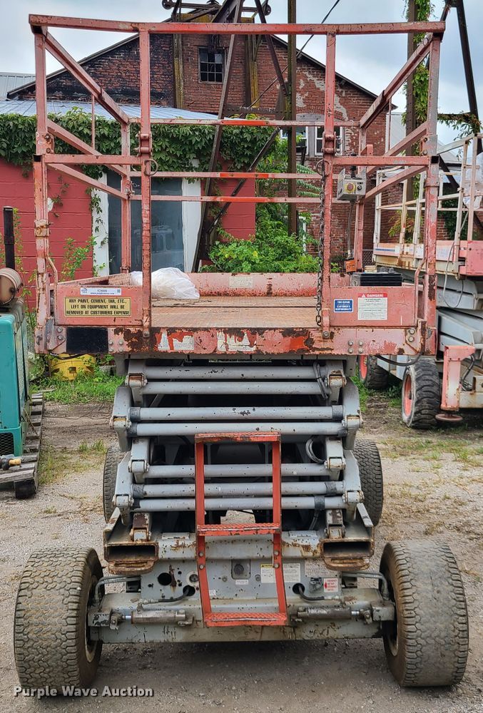 image for item IC9888 1998 Skyjack SJIII 6832  scissor lift