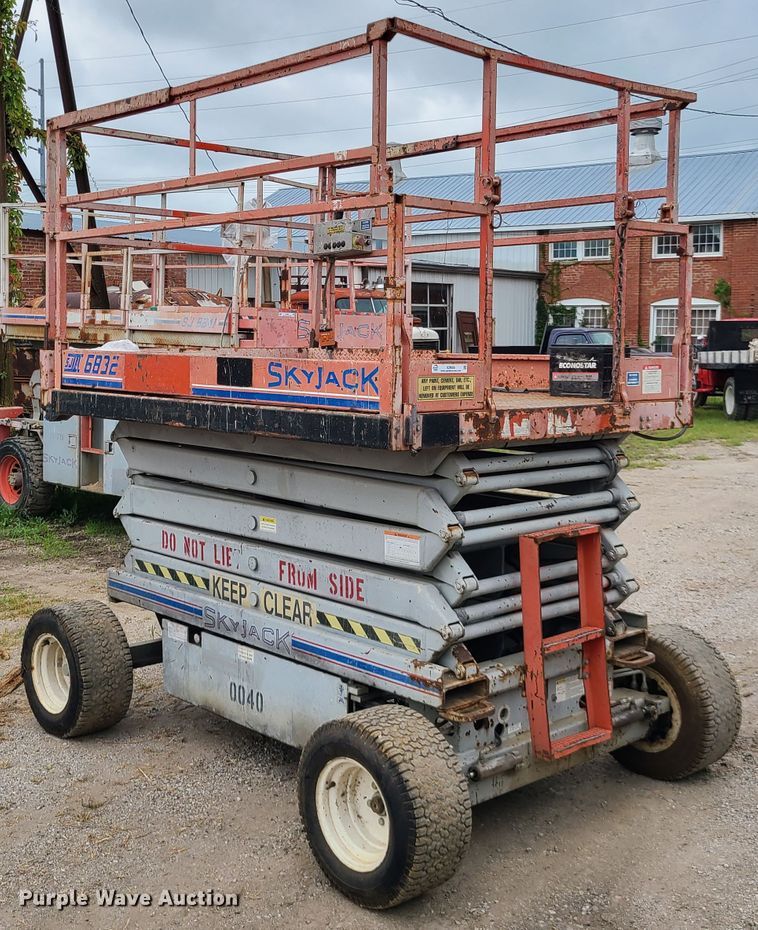 image for item IC9888 1998 Skyjack SJIII 6832  scissor lift