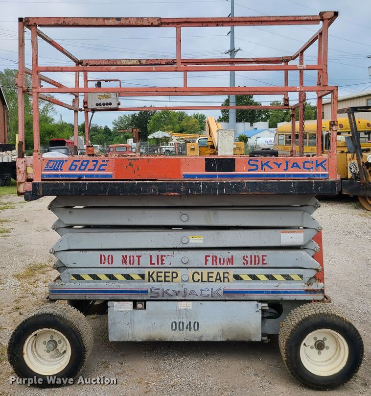 image for item IC9888 1998 Skyjack SJIII 6832  scissor lift
