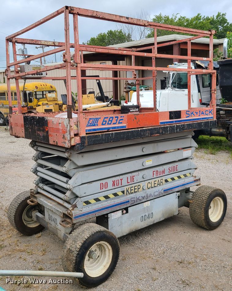 image for item IC9888 1998 Skyjack SJIII 6832  scissor lift