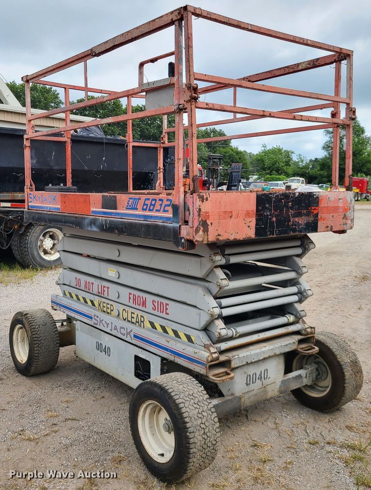 image for item IC9888 1998 Skyjack SJIII 6832  scissor lift