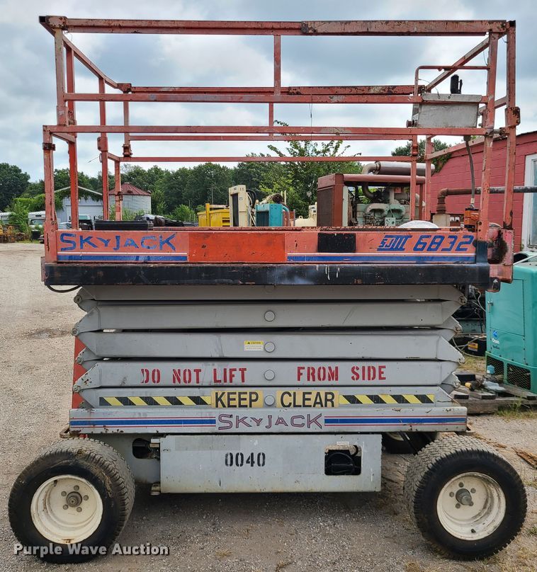 image for item IC9888 1998 Skyjack SJIII 6832  scissor lift