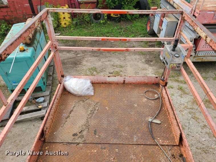 image for item IC9888 1998 Skyjack SJIII 6832  scissor lift