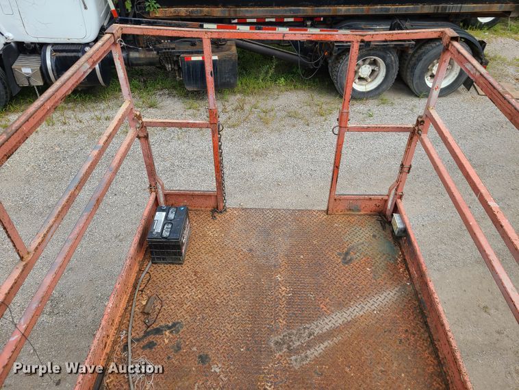 image for item IC9888 1998 Skyjack SJIII 6832  scissor lift