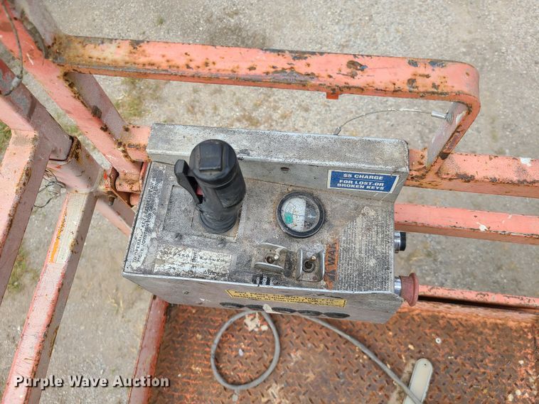 image for item IC9888 1998 Skyjack SJIII 6832  scissor lift