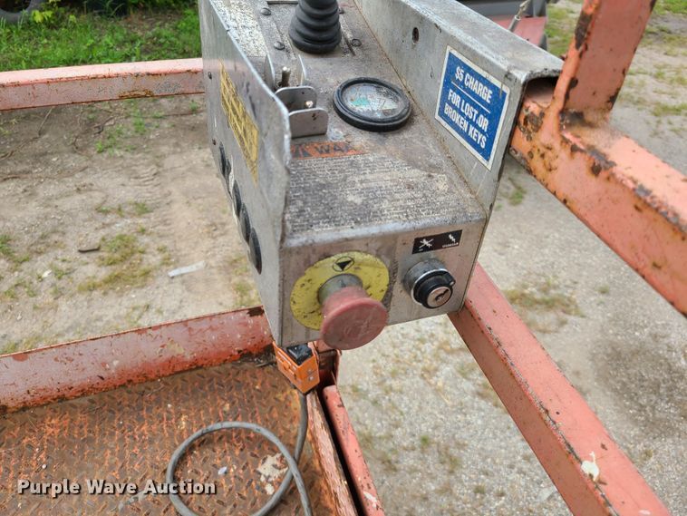 image for item IC9888 1998 Skyjack SJIII 6832  scissor lift
