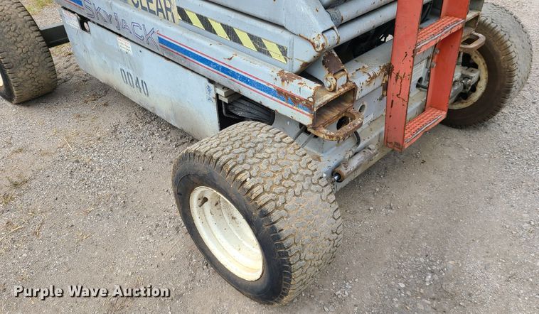 image for item IC9888 1998 Skyjack SJIII 6832  scissor lift