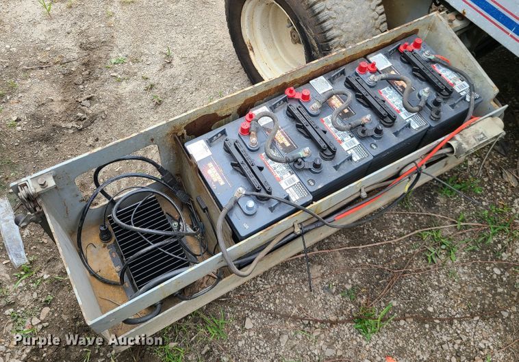 image for item IC9888 1998 Skyjack SJIII 6832  scissor lift