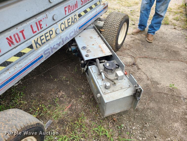 image for item IC9888 1998 Skyjack SJIII 6832  scissor lift