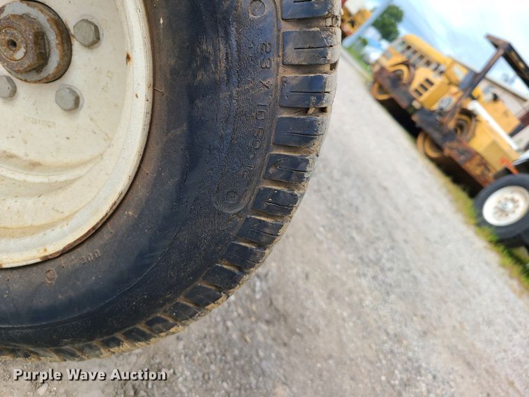 image for item IC9888 1998 Skyjack SJIII 6832  scissor lift