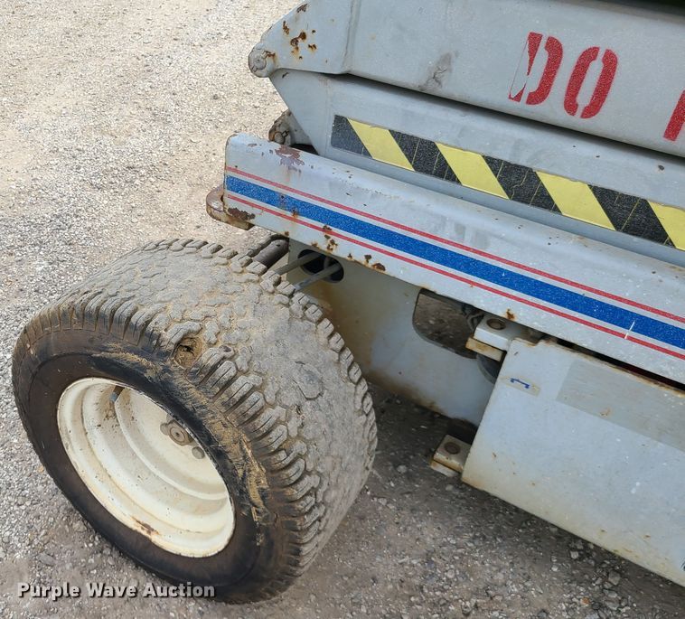 image for item IC9888 1998 Skyjack SJIII 6832  scissor lift