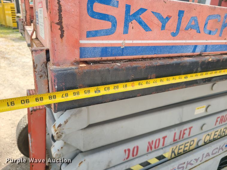 image for item IC9888 1998 Skyjack SJIII 6832  scissor lift