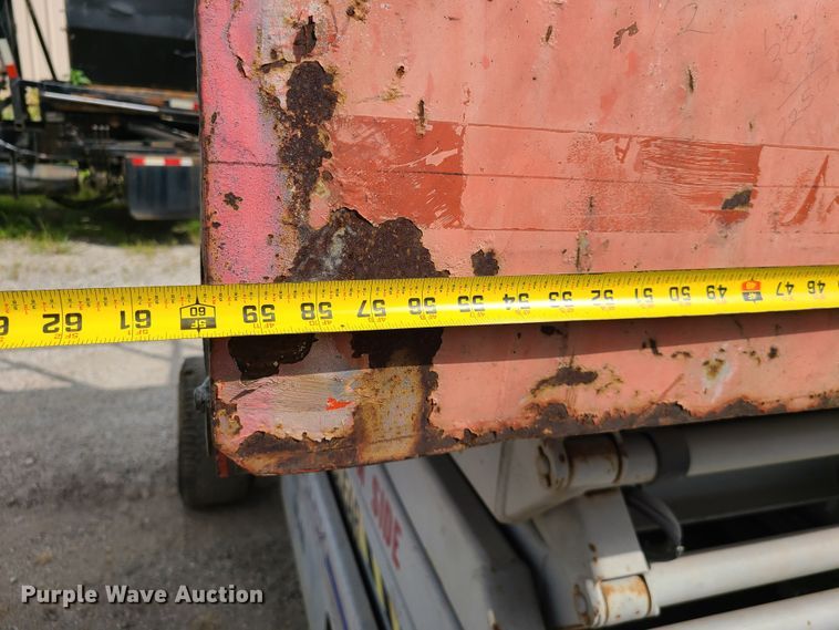 image for item IC9888 1998 Skyjack SJIII 6832  scissor lift