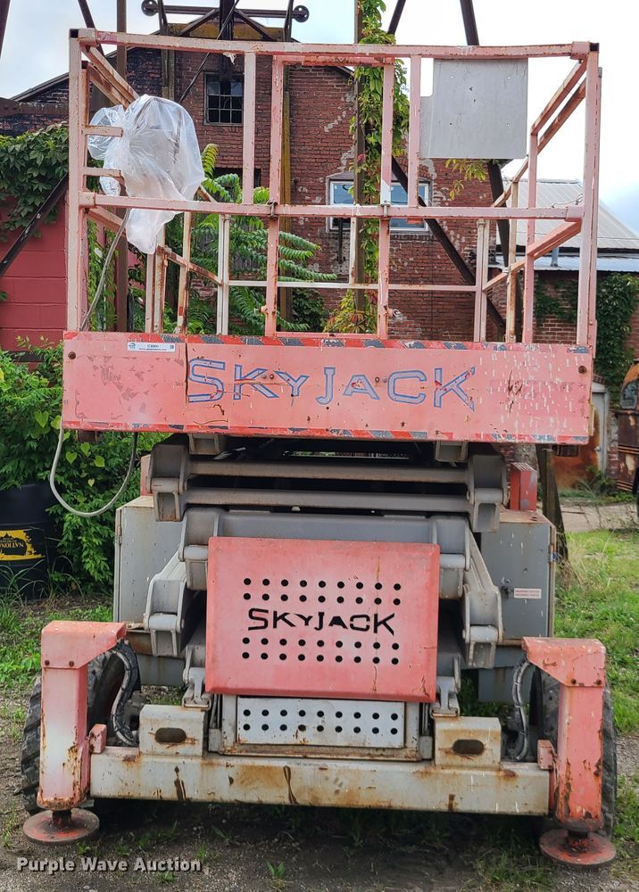image for item IC9889 2000 Skyjack SJ8841  scissor lift