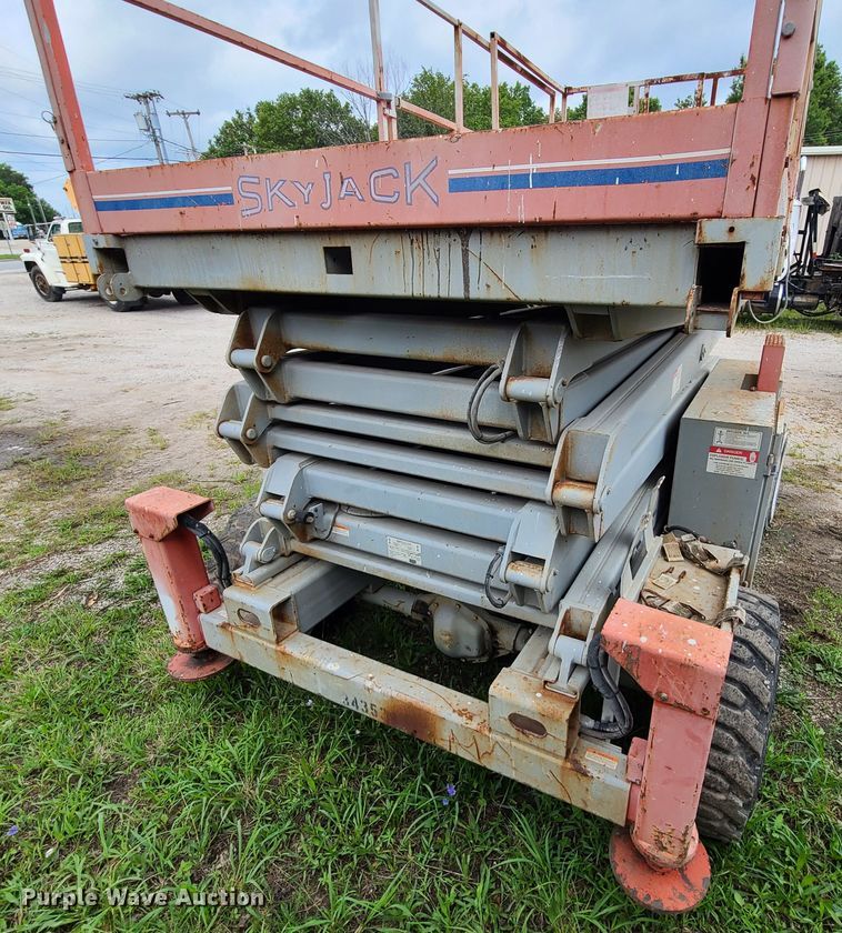 image for item IC9889 2000 Skyjack SJ8841  scissor lift