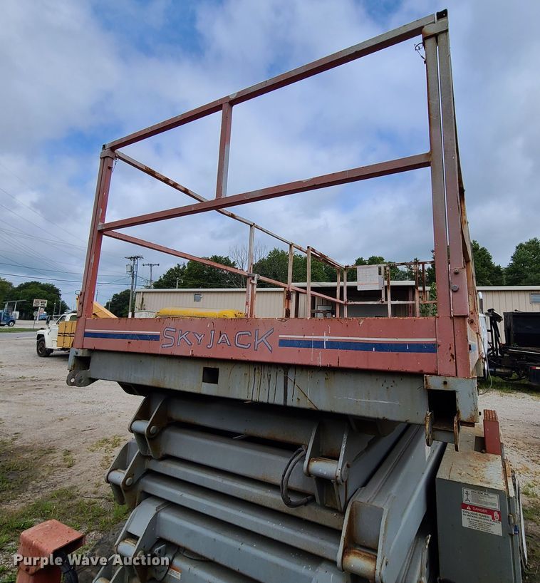 image for item IC9889 2000 Skyjack SJ8841  scissor lift