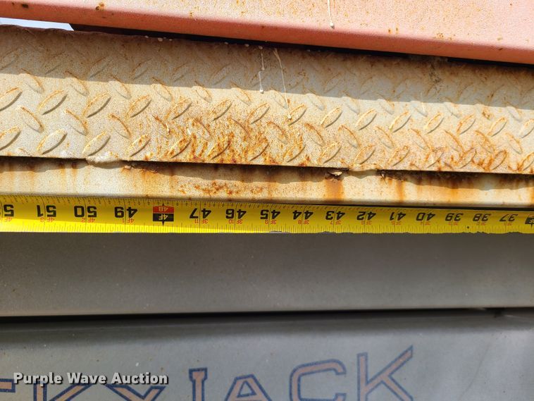 image for item IC9889 2000 Skyjack SJ8841  scissor lift