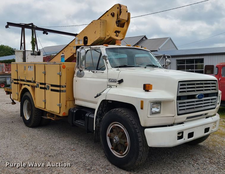 image for item IC9891 1989 Ford F700  bucket truck