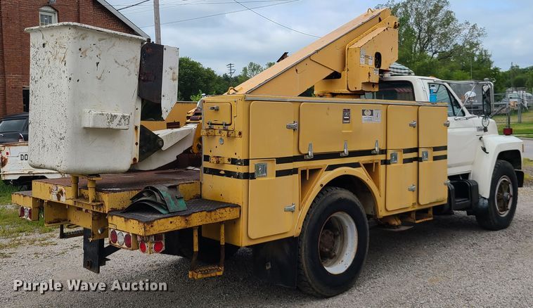 image for item IC9891 1989 Ford F700  bucket truck