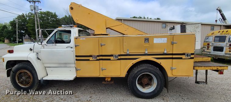 image for item IC9891 1989 Ford F700  bucket truck