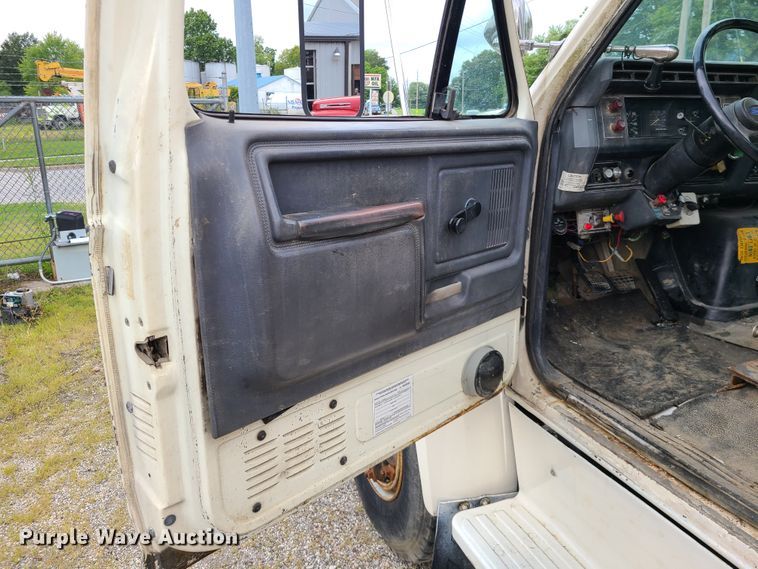 image for item IC9891 1989 Ford F700  bucket truck