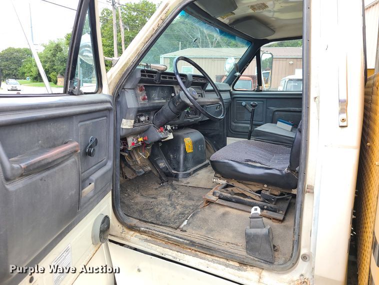 image for item IC9891 1989 Ford F700  bucket truck