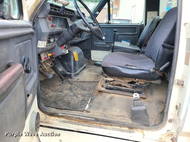 image for item IC9891 1989 Ford F700  bucket truck