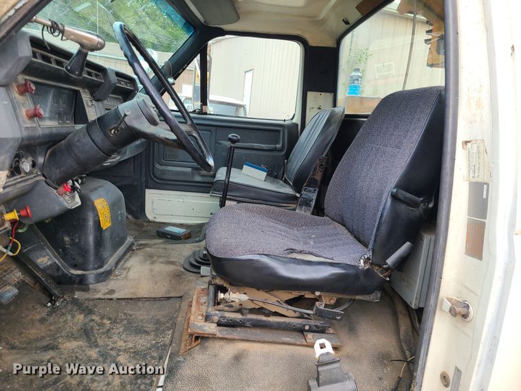 image for item IC9891 1989 Ford F700  bucket truck