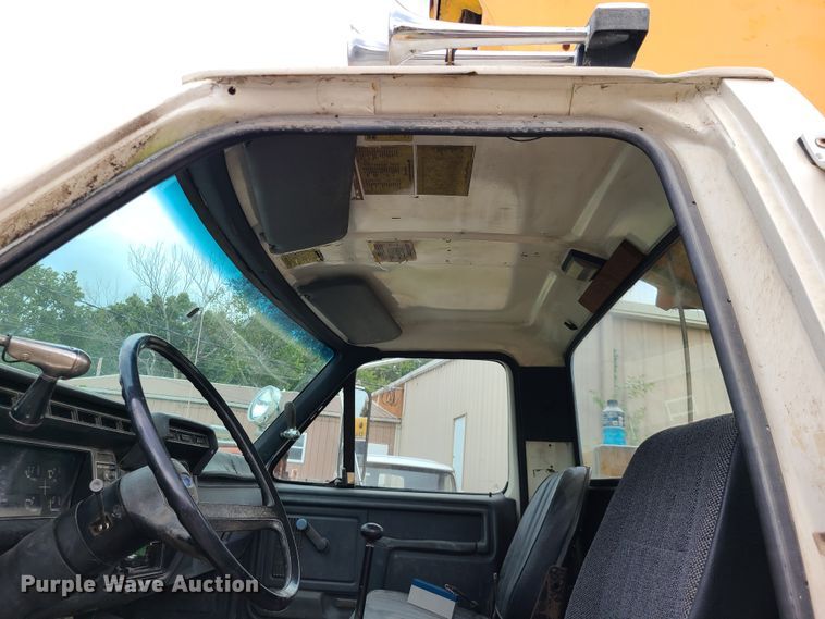 image for item IC9891 1989 Ford F700  bucket truck