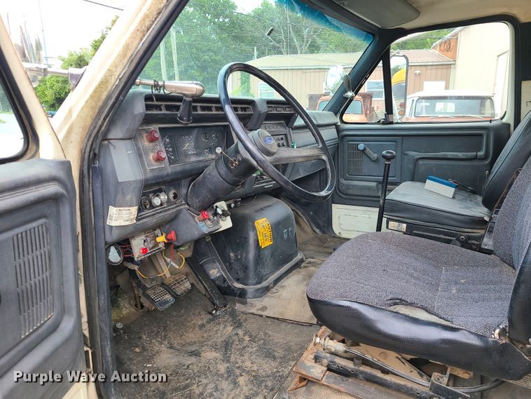 image for item IC9891 1989 Ford F700  bucket truck