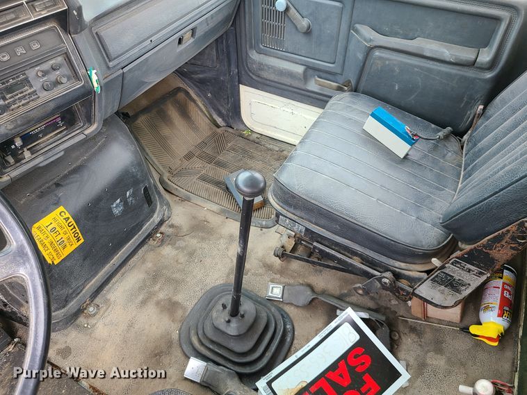 image for item IC9891 1989 Ford F700  bucket truck