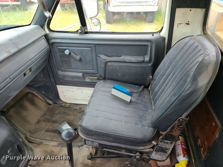 image for item IC9891 1989 Ford F700  bucket truck