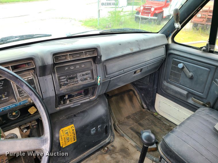 image for item IC9891 1989 Ford F700  bucket truck