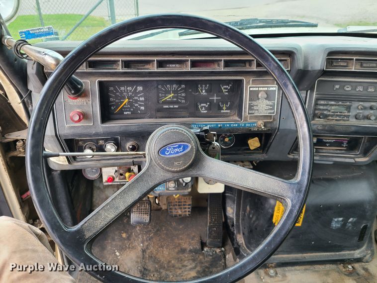 image for item IC9891 1989 Ford F700  bucket truck