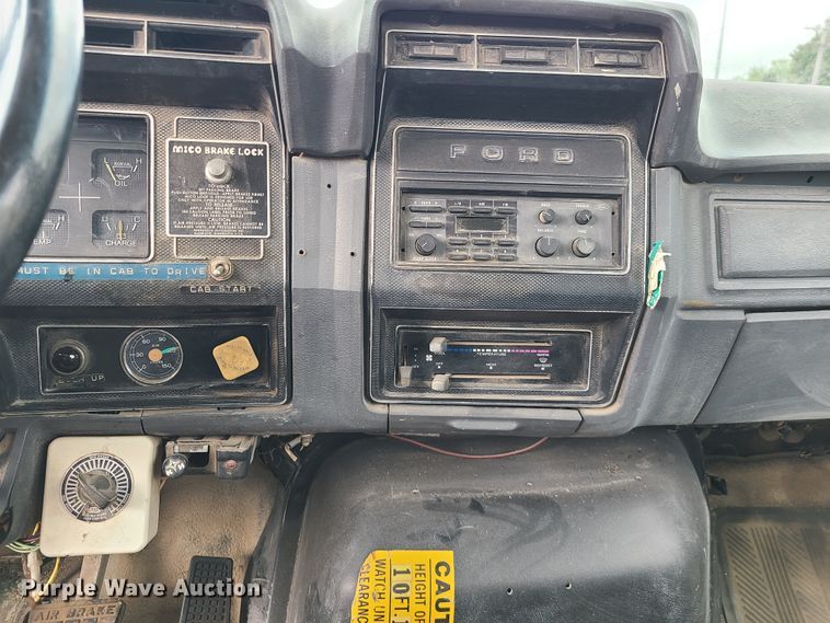 image for item IC9891 1989 Ford F700  bucket truck