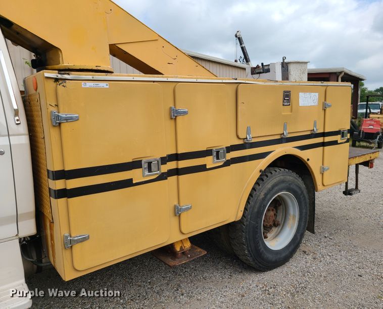 image for item IC9891 1989 Ford F700  bucket truck