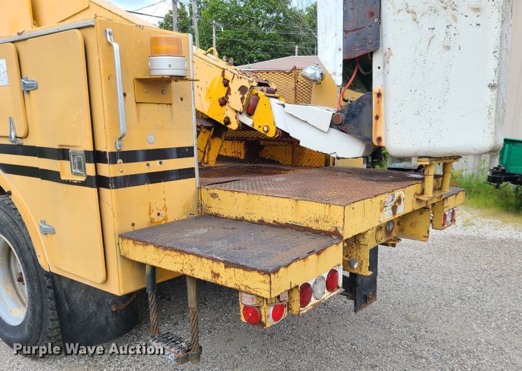 image for item IC9891 1989 Ford F700  bucket truck