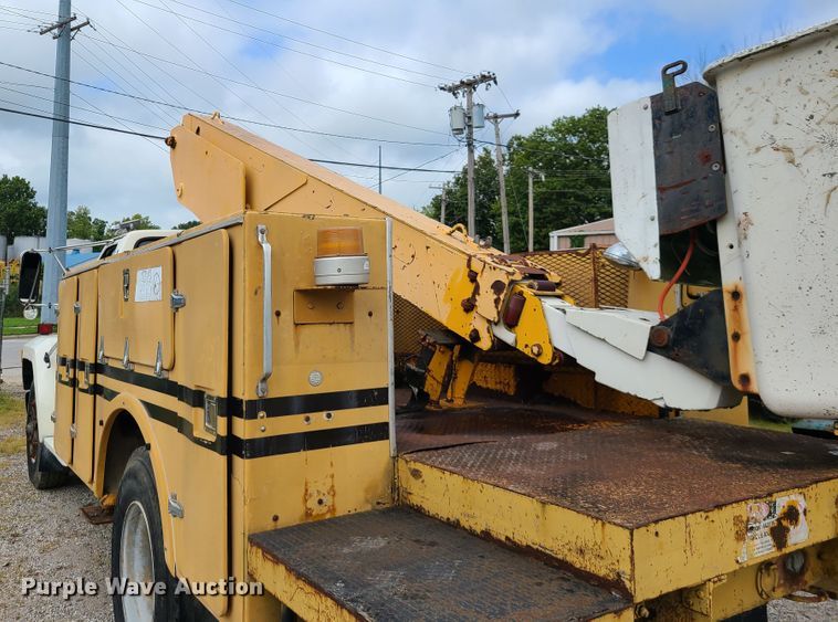 image for item IC9891 1989 Ford F700  bucket truck