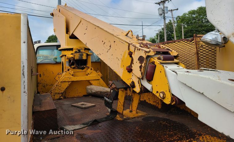 image for item IC9891 1989 Ford F700  bucket truck